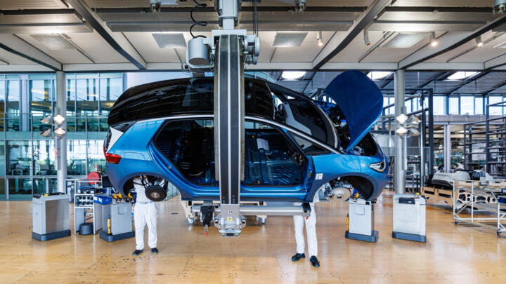 Des employés travaillent sur la chaîne de montage de la voiture électrique Volkswagen ID.3 à Dresde, dans l'est de l'Allemagne, le 14 mai 2025