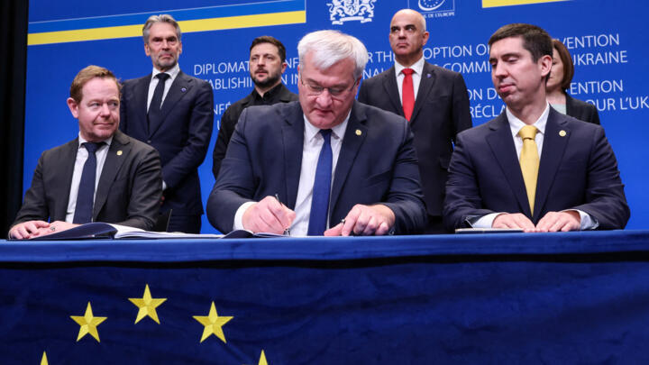 El presidente ucraniano, Volodímir Zelenski, el primer ministro holandés, Dick Schoof, el secretario general del Consejo de Europa, Alain Berset, y la presidenta moldava, Maia Sandu, respaldan al ministro de Asuntos Exteriores de Ucrania, Andrii Sybiha, al ministro de Asuntos Exteriores de Moldavia, Mihai Popsoi, y al ministro de Asuntos Exteriores de Holanda, David van Weel, durante la firma de un tratado para establecer la Comisión Internacional de Reclamaciones para Ucrania, destinada a gestionar las reclamaciones de compensación relacionadas con la guerra de Rusia en Ucrania, en La Haya, Países Bajos, el 16 de diciembre de 2025.