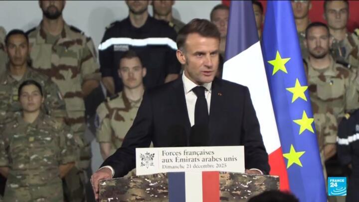 Le président français Emmanuel Macron signe le livre d'or lors de sa rencontre avec le président des Émirats arabes unis lors d'une visite au musée national Zayed à Abu Dhabi, le 21 décembre 2025